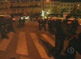 Protestos em Paris contra Le Pen em 22/4 (Imagem: captura de tela da TV Globo/Brasil, 23/4/2002, 13h38)