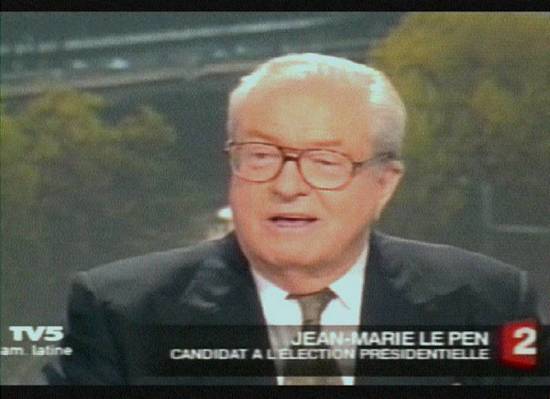 Jean Marie Le Pen contesta ser racista e facista (Imagem: captura de tela da TV 5/Fran�a, 23/4/2002, 16h36)