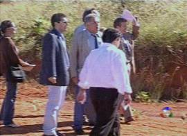Pol�ticos do PT visitam �rea de assentamento em Planaltina. (Imagem: captura de tela da TV Record, 25/4/2002, 19h42)