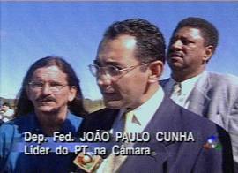 Em Planaltina, deputado pergunta onde esto as famlias ali assentadas.(Imagem: captura de tela da TV Record, 25/4/2002, 19h42)