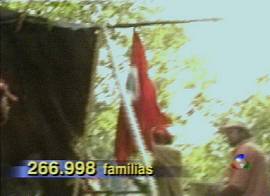 Movimento dos Sem-Terra apresenta um n�mero bem menor. (Imagem: captura de tela da TV Record, 25/4/2002, 19h42)