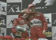 Uma constrangida comemora��o no p�dio - Imagem: TV RAI International (It�lia) - 12/5/2002