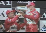 Uma constrangida comemora��o no p�dio - Imagem: TV Espanha Internacional (Madrid) - 12/5/2002