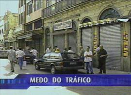Comrcio fechado, em mais de 30 bairros (Captura de tela: Rede Bandeirantes de Televiso, 30/9/2002, 20h02)