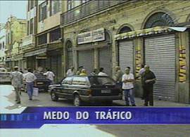 Com�rcio fechado, em mais de 30 bairros (Captura de tela: Rede Bandeirantes de Televis�o, 30/9/2002, 20h02)