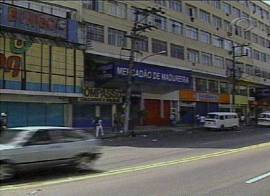 Mercad�o do bairro Madureira: fechado (Captura de tela: Rede Bandeirantes de Televis�o, 30/9/2002, 20h02)