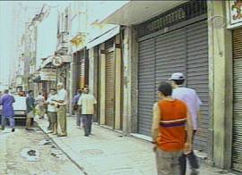 Com�rcio fechado, em mais de 30 bairros (Captura de tela: Rede Bandeirantes de Televis�o, 30/9/2002, 20h02)