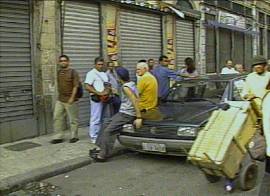 Com�rcio fechado, em mais de 30 bairros (Captura de tela: Rede Bandeirantes de Televis�o, 30/9/2002, 20h02)