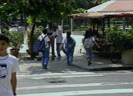 Estudantes fogem da escola para suas casas, dispensados da aula (Captura de tela: Rede Bandeirantes de Televis�o, 30/9/2002, 20h03)