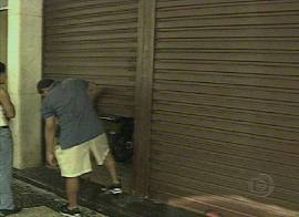 Fechar as portas, a ordem em todo o com�rcio. Poucos desobedeceram... (Captura de tela: Rede Globo de Televis�o, 30/9/2002, 20h04)