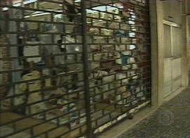 Fechar as portas, a ordem em todo o com�rcio. Poucos desobedeceram... (Captura de tela: Rede Globo de Televis�o, 30/9/2002, 20h04)