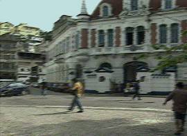 Mesmo junto a quart�is, os comerciantes n�o se sentiram seguros. (Captura de tela: Rede Globo de Televis�o, 30/9/2002, 20h04)