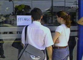 Bancos fecharam tamb�m, junto com escolas e reparti��es p�blicas (Captura de tela: Rede Bandeirantes de Televis�o, 30/9/2002, 19h24)