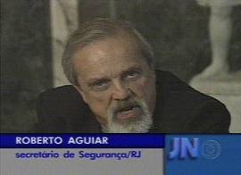 Secret�rio de Seguran�a do RJ fala � imprensa sobre os epis�dios (Captura de tela: Rede Globo de Televis�o, 30/9/2002, 20h05)