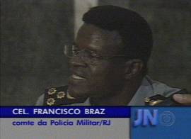 Pol�cia Militar: efetivo est� nas ruas para garantir a seguran�a (Captura de tela: Rede Globo de Televis�o, 30/9/2002, 20h05)