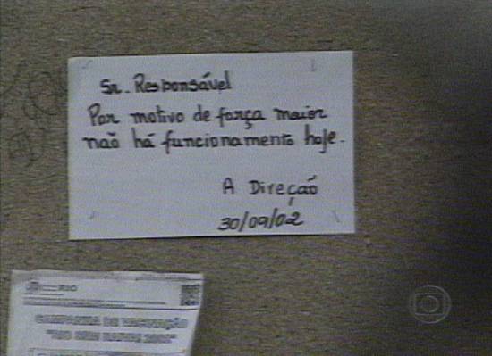 Aviso do feriado inesperado no RJ: Motivo de for�a maior (Captura de tela: Rede Globo de Televis�o, 30/9/2002, 20h04)