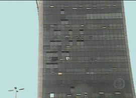 Comandos criminosos metralham at� o pr�dio da Prefeitura do RJ em 24/6/2002 (Captura de tela: Rede Globo de Televis�o, 25/6/2002, 13h21)