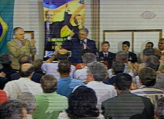 Presidente Fernando Henrique discursa em apoio ao candidato Jos� Serra (Foto: captura de tela - Rede Bandeirantes de TV, 30/9/2002, 19H45)