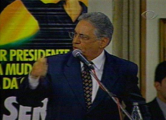 Presidente Fernando Henrique discursa em apoio ao candidato Jos� Serra (Foto: captura de tela - Rede Bandeirantes de TV, 30/9/2002, 19H45)
