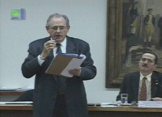 Nelson Jobin defende a lisura das urnas na C�mara dos Deputados, ouvido pelo dep. Aldo Rebelo, em 2/7/2002 (Imagem: TV C�mara, 21h40)