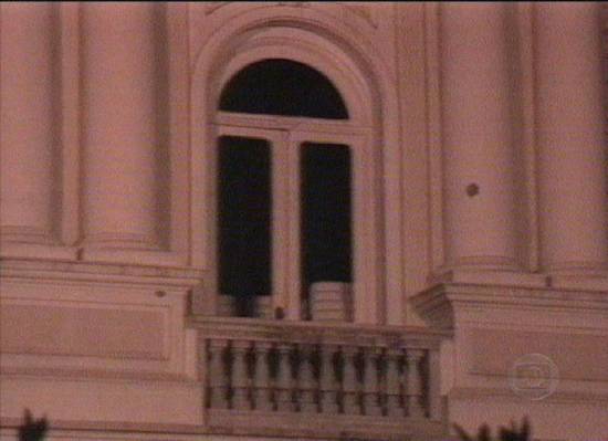 Pal�cio da Guanabara, atingido por armamento pesado dos narcotraficantes (Rede Globo de Televis�o, 16/10/2002, 23H55)