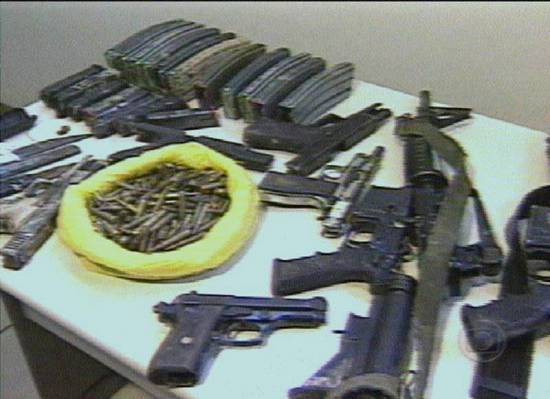 Amostra do armamento apreendido com os detentos no presdio de segurana mxima Bangu 1 (Rede Globo de Televiso, 16/10/2002, 23H55)