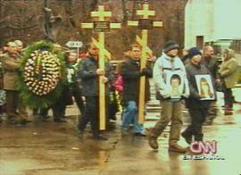 Moscou enterra seus mortos (Imagem: TV CNN-EUA/ingl�s, 22h18)