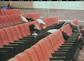 Resultado da invas�o do teatro moscovita: 117 mortos (Imagem: R�dio e Televis�o Portuguesa/Portugal, 30/10/2002, 22h51)