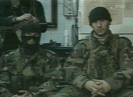Terroristas chechenos controlam o teatro moscovita e fazem amea�as (Imagem: TV Deutschewelle/Alemanha, 22h36)