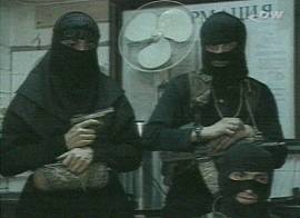Terroristas chechenos controlam o teatro moscovita e fazem amea�as (Imagem: TV Deutschewelle/Alemanha, 22h36)
