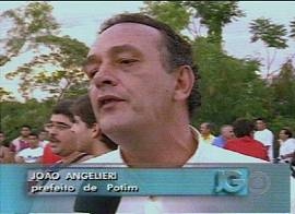 ...para a retirada da barreira de terra que fechava a estrada intermunicipal