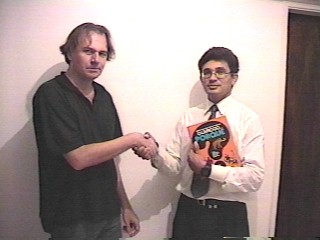 Franz (E) entregou os livros ao pastor Carlos G�is, em nome do MNDLP