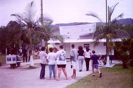Uma das faixas informando do evento foi colocada na pra�a principal de Caruara