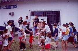 Crian�as fazem fila para receber os livros
