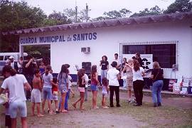 Crian�as fazem fila para receber os livros