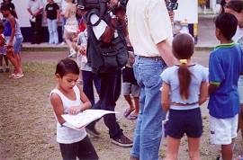 Presentes foram abertos imediatamente e os livros fizeram a divers�o das crian�as