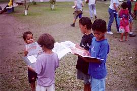 Surpreendentemente grande o interesse das crian�as pelos livros recebidos