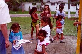 Surpreendentemente grande o interesse das crian�as pelos livros recebidos
