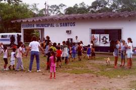Crian�as cantaram e dan�aram na pra�a principal de Caruara