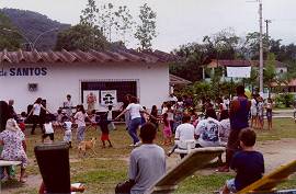 Crian�as cantaram e dan�aram na pra�a principal de Caruara