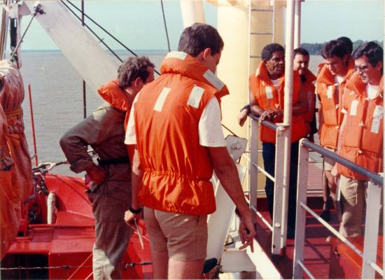 Adestrameno de segurana a bordo do navio Bianca, com os oficiais instrutores a bordo de uma das baleeiras