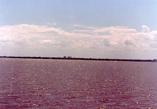 Macap�, a capital do Amap�, avistada ao longe, a boreste