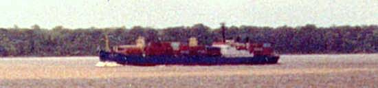 Cruzando com o navio Ana Lu�sa, tamb�m da armadora Alian�a