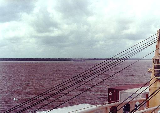 Cruzando com o navio Ana Lu�sa, tamb�m da armadora Alian�a