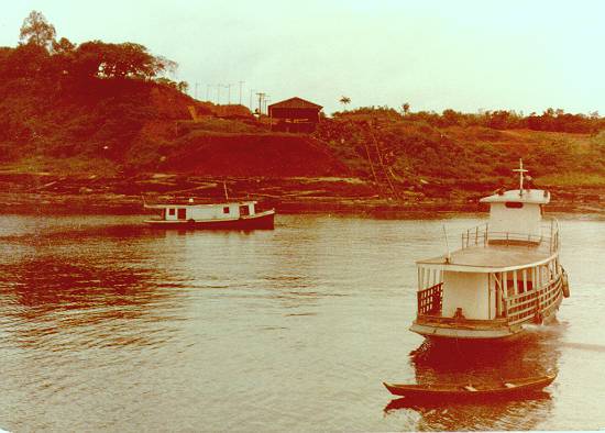 Embarca��es t�picas do rio Amazonas, em foto de 17/1/1982, no rio Negro. Na margem, uma serraria