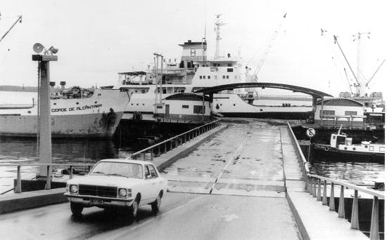 Cais flutuante do Roadway, no porto de Manaus, em foto de  17/1/1982