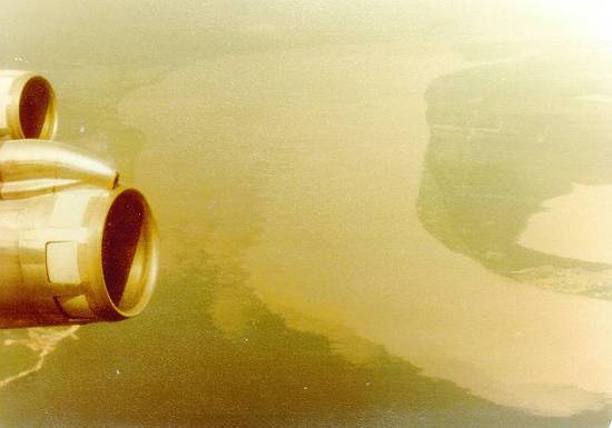Vista a�rea do encontro das �guas dos rios Negro e Solim�es, em 26/1/1983