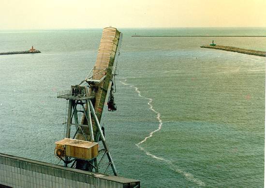Porto do Recife em agosto de 1987, com os molhes de proteo do porto e o encontro das guas dos rios Beberibe e Capibaribe com o Oceano Atlntico
