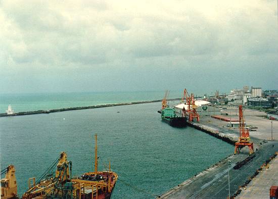 Porto do Recife em agosto de 1987, vendo-se no centro da lateral esquerda o farolete do Pico.