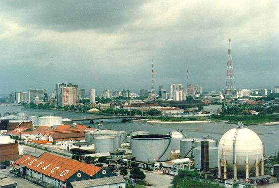 Porto do Recife em agosto de 1987, vendo-se ainda em primeiro plano o depsito de combustveis, depois transferido para Suape